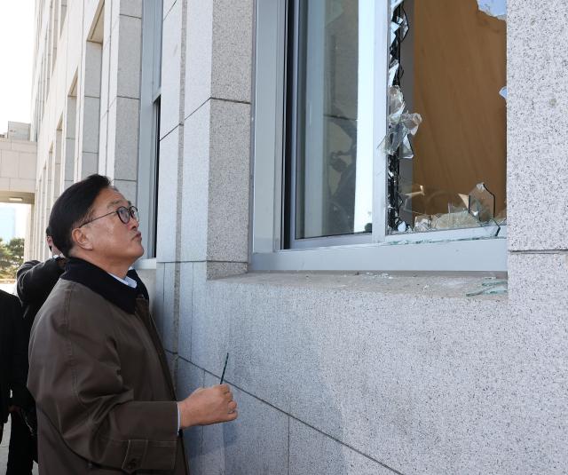 우원식 국회의장이 윤석열 대통령의 비상계엄 선포 다음날인 4일 서울 여의도 국회에서 파손된 시설을 살피고 있다 사진연합뉴스