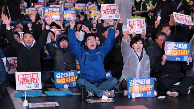 박찬대 더불어민주당 원내대표 등 의원들이 30일 오후 서울 종로구 광화문 북측광장 인근에서 열린 김건희·윤석열 국정농단 규탄·특검 촉구 제5차 국민행동의 날에서 구호를 외치고 있다 사진연합뉴스