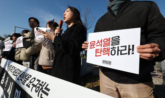 4일 오전 서울 여의도 국회 정문 앞에서 열린 윤석열 대통령 즉각 체포와 탄핵을 요구하는 청년시민광장 기자회견에서 윤 대통령 퇴진을 위해 행동하는 청년일동 등 참석자들이 손팻말을 들고 있다 사진연합뉴스