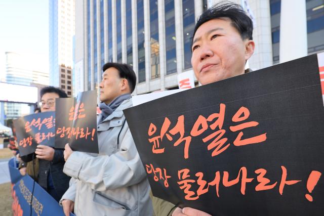 전국언론노동조합 한국기자협회 한국사진기자협회 등 언론협업단체 소속 언론인들이 4일 오전 한국프레스센터 앞마당에 설치된 언론자유 상징 조형물 굽히지 않는 펜 앞에서 윤석열 대통령의 계엄선포는 헌법 위반이라며 윤 대통령 퇴진을 촉구하고 있다 사진연합뉴스