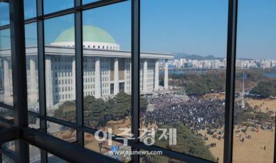 [비상계엄 후폭풍] 국회에 모인 5000여명의 성난 시민들