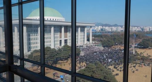 [비상계엄 후폭풍] 국회에 모인 5000여명의 성난 시민들