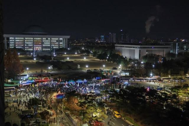 국회가 비상계엄 해제 요구 결의안을 가결한 4일 새벽 국회 앞에서 시민들이 국회 출입을 통제하는 경찰과 대치하고 있다 사진연합뉴스