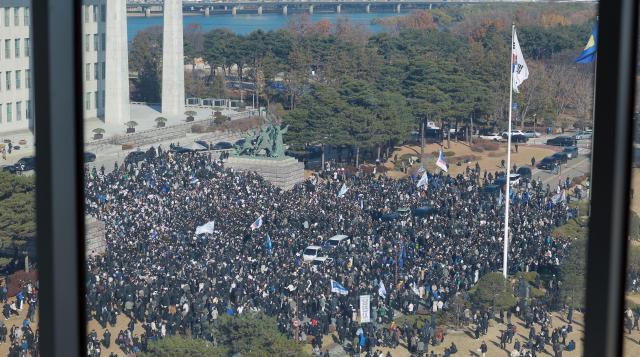 더불어민주당과 조국혁신당 진보당 등 야당 의원들과 시민단체 회원들이 4일 오전 서울 여의도 국회 본청 앞 계단에서 윤석열 대통령 사퇴촉구 탄핵추진 비상시국대회를 열고 있다 민주당은 비상시국대회 참석 추산 인원을 5000명으로 집계했다 20241204사진유대길 기자 dbeorlf123ajunewscom