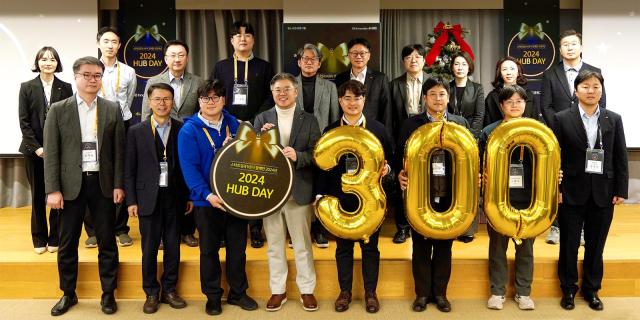 KB금융그룹 조영서 디지털부문 부사장이아랫줄 왼쪽에서 네 번째 「2024 HUB Day」에 참석한 스타트업의 임직원들과 기념촬영을 하고 있다