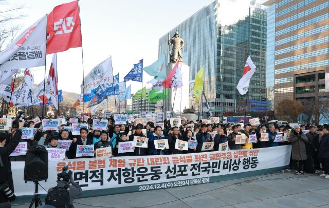 윤석열 대통령이 긴급 대국민 담화를 통해 비상계엄 해제를 선언한 가운데 4일 오전 서울 종로구 광화문광장에서 민주노총과 참여연대 등 여러 시민단체가 전면적 저항운동 선포 전국민 비상행동 회견을 열고 있다 20241204사진유대길 기자 dbeorlf123ajunewscom