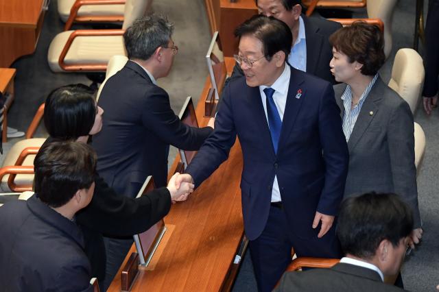 윤석열 대통령이 3일 밤 긴급성명을 통해 비상계엄을 선포한 가운데 4일 새벽 서울 여의도 국회에서 열린 본회의에 더불어민주당 이재명 대표가 참석하고 있다 국회는 이날 본회의에서 여야 의원들이 참석한 가운데 비상계엄 해제 요구 결의안을 재석 190인 찬성 190인으로 가결했다  사진연합뉴스