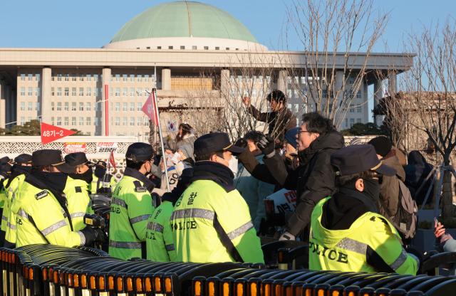 윤석열 대통령이 비상계엄을 선포했다가 해제한 4일 오전 서울 여의도 국회 정문 일대에 경찰들이 배치돼 있다 사진연합뉴스