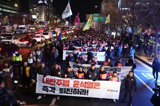 [비상계엄 후폭풍] 윤석열 대통령 퇴진 촉구하며 행진하는 참석자들