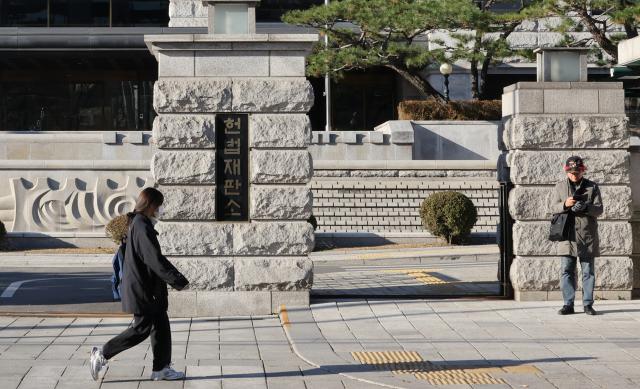 민주사회를 위한 변호사모임민변은 4일 윤석열 대통령의 전날 비상계엄 선포 행위에 대한 헌법소원 심판을 헌법재판소에 청구했다고 밝혔다 사진은 이날 헌법재판소 모습 사진연합뉴스