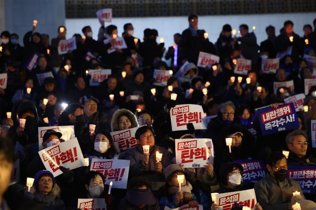 4일 오후 서울 여의도 국회에서 열린 윤석열 대통령 사퇴촉구 탄핵추진 범국민 촛불문화제에 참석한 시민들이 촛불을 흔들고 있다 사진연합뉴스