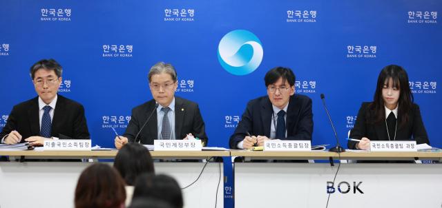  5일 오전 서울 중구 한국은행에서 열린 2024년 3분기 국민소득잠정 설명회가 열리고 있다 왼쪽부터 박창현 지출국민소득팀장 강창구 국민계정부장 장은종 국민소득총괄팀장 이지현 국민소득총괄팀 과장 사진한국은행