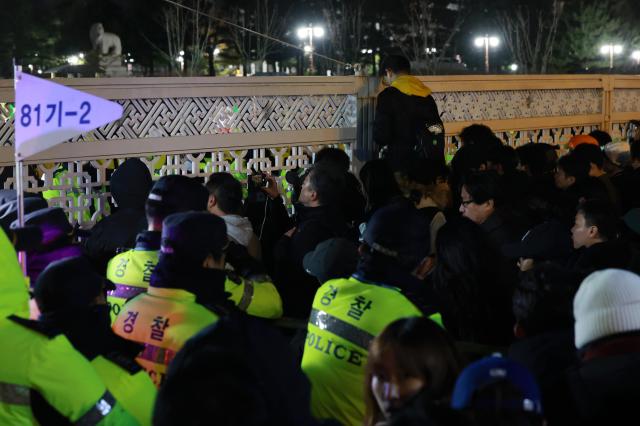 국회가 비상계엄 해제 요구 결의안을 가결한 4일 새벽 국회 앞에서 시민들이 국회 출입을 통제하는 경찰과 대치하고 있다사진연합뉴스