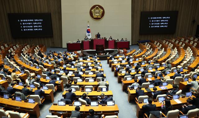  5일 서울 여의도 국회에서 열린 본회의 화면에 최재해 감사원장 이창수 검사 조상원 검사 최재훈 검사에 대한 탄핵소추안이 표시되고 있다 여당인 국민의힘 의원 자리는 비어 있다 사진연합뉴스