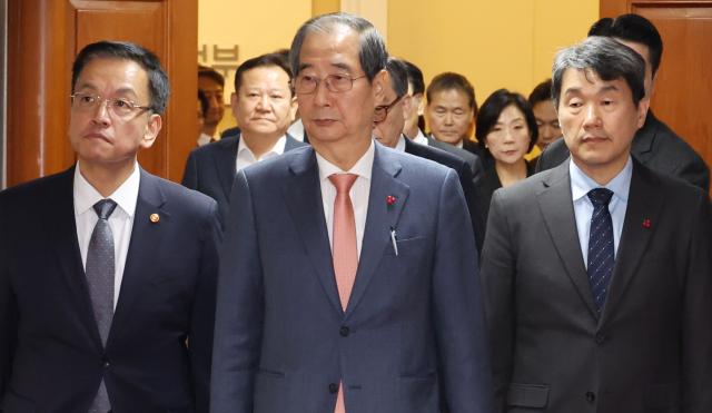 한덕수 국무총리와 관계 장·차관들이 지난 4일 서울 종로구 정부서울청사 국무회의실에서 현안 논의를 마치고 회의장을 나서고 있다 사진연합뉴스