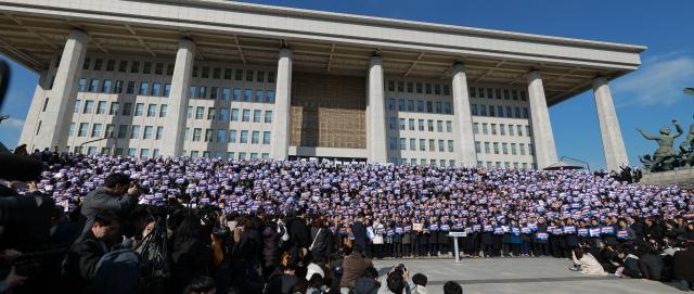 4일 오후 서울 여의도 국회 본청 앞 계단에서 열린 윤석열 대통령 사퇴촉구 탄핵추진 비상시국대회에서 참석자들이 구호를 외치고 있다 20241204사진유대길 기자 dbeorlf123ajunewscom