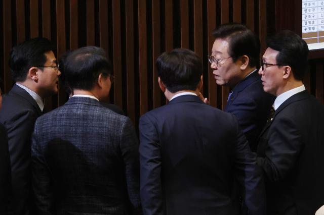 이재명 더불어민주당 대표가 28일 오후 국회 본회의장에서 박찬대 원내대표 김민석 최고위원 등과 대화하고 있다 사진연합뉴스