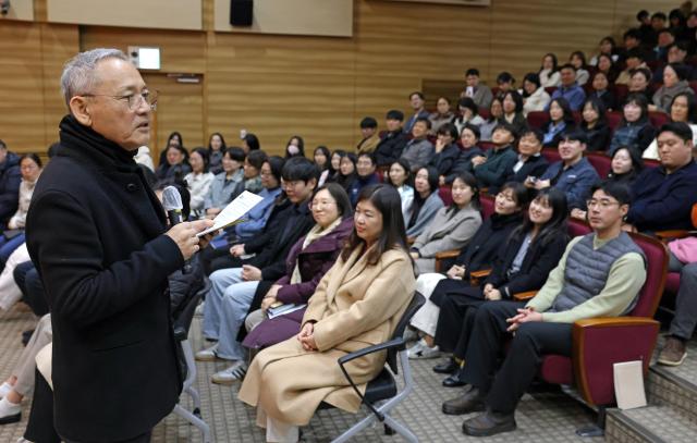 유인촌 장관은 5일 오후 정부세종청사에서 직원과의 소통 자리를 마련하고 “좌고우면하지 않고 흔들림 없이 업무를 추진할 것”을 당부했다 
사진연합뉴스