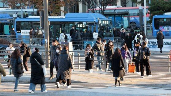 전국철도노동조합철도노조이 무기한 총파업에 돌입한 5일 오전 서울역에서 시민이 버스에 타기위해 이동하고 있다 사진연합뉴스