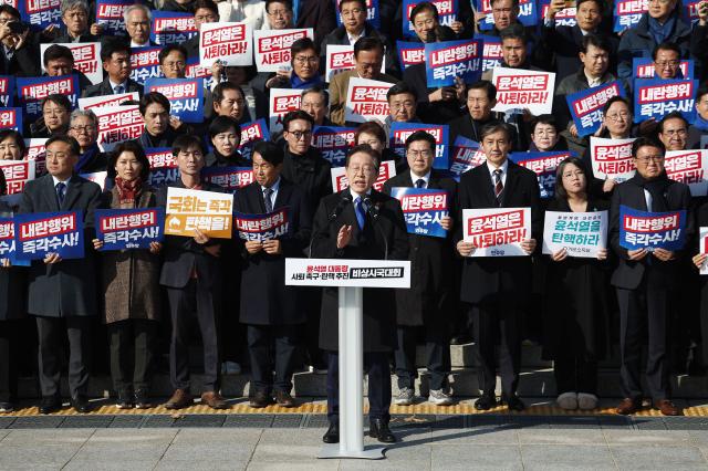 더불어민주당 이재명 대표가 4일 서울 여의도 국회 본청 앞 계단에서 열린 윤석열 대통령 사퇴촉구 탄핵추진 비상시국대회에서 규탄사를 하고 있다 사진연합뉴스