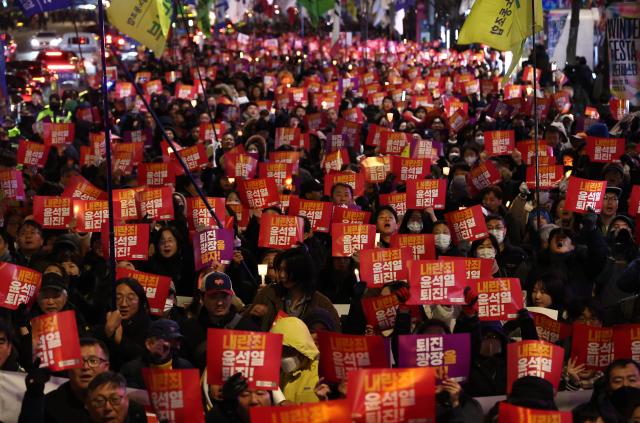 4일 오후 서울 동화면세점 앞에서 열린 내란죄 윤석열 퇴진 시민촛불에서 전국민주노동조합총연맹 조합원을 비롯한 참석자들이 용산 대통령실 방향으로 행진하고 있다 사진연합뉴스