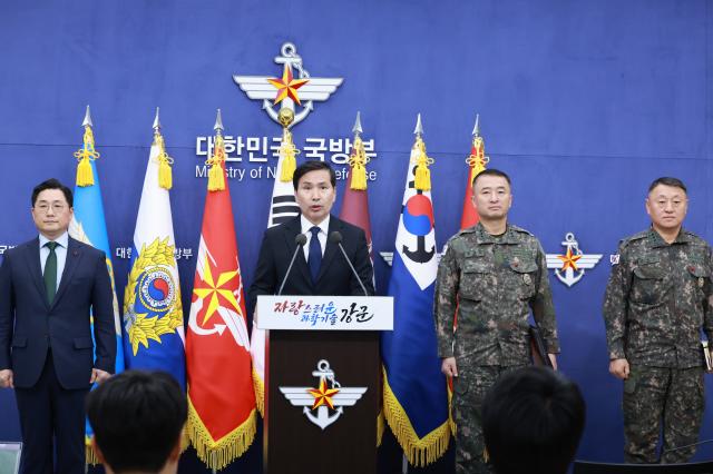 김선호 국방부 장관 직무대리가 6일 서울 용산 국방부에서 비상계엄 사태와 관련해 긴급 브리핑을 하고 있다 사진연합뉴스