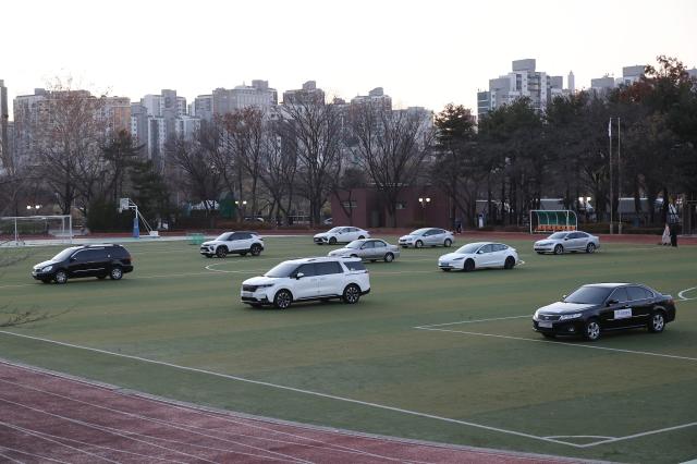 6일 오후 국회 운동장에 헬기 착륙 방지 목적으로 차량이 배치되고 있다 사진연합뉴스