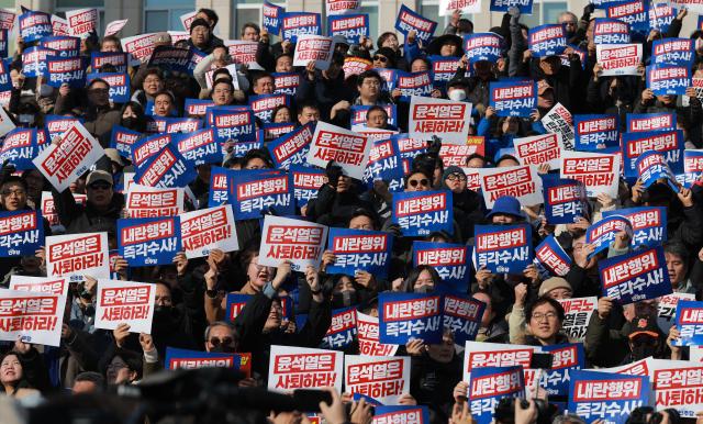 4일 오후 서울 여의도 국회 본청 앞 계단에서 열린 윤석열 대통령 사퇴촉구 탄핵추진 비상시국대회에서 참석자들이 구호를 외치고 있다 20241204사진유대길 기자 dbeorlf123ajunewscom