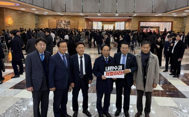 전북 시장·군수들이 6일 국회에서 윤석열 대통령의 차질없는 탄핵을 촉구하고 있다왼쪽부터 우범기 전주시장 유희태 완주군수 강임준 군산시장 심민 임실군수 정헌율 익산시장 전춘성 진안군수 사진임실군