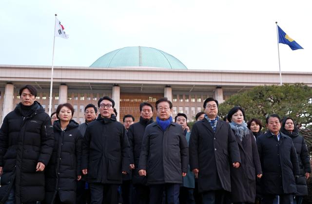 더불어민주당 이재명 대표를 비롯한 의원들이 윤석열 대통령 탄핵안 표결을 앞둔 7일 오전 서울 여의도 국회에서 탄핵을 촉구하며 정문 앞 밤샘 농성을 한 시민들에게 감사 인사를 하기 위해 이동하고 있다 사진연합뉴스