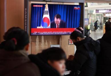 [비상계엄 후폭풍] 윤석열 대통령 대국민 담화 시청하는 시민들