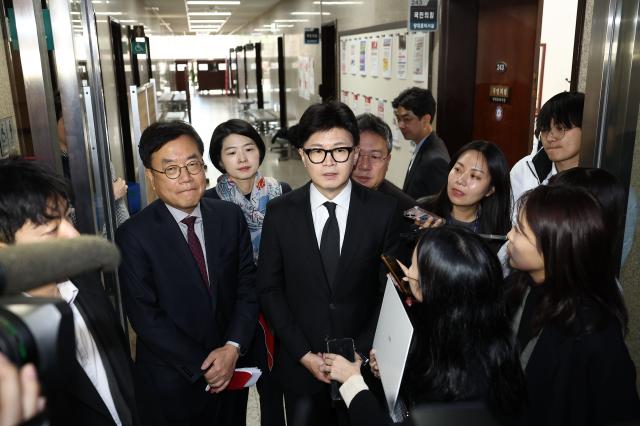 국민의힘 한동훈 대표가 7일 국회에서 윤석열 대통령 담화를 지켜본 뒤 당대표실을 나오며 취재진 앞에서 발언하고 있다 사진연합뉴스