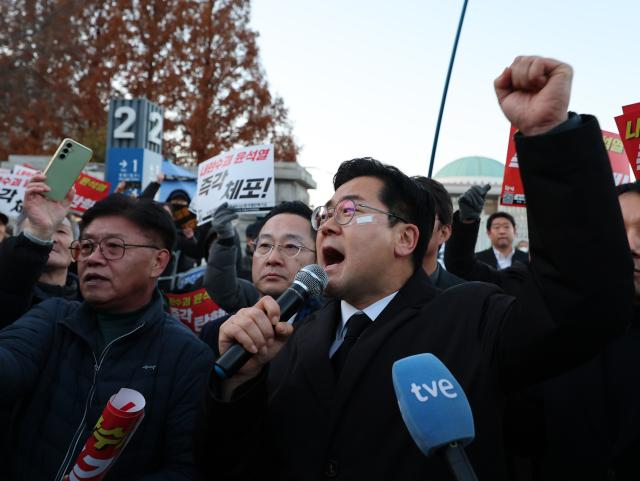 박찬대 더불어민주당 원내대표가 지난 6일 서울 여의도 국회 앞에서 시민들에게 탄핵 촉구 발언을 하고 있다 사진연합뉴스