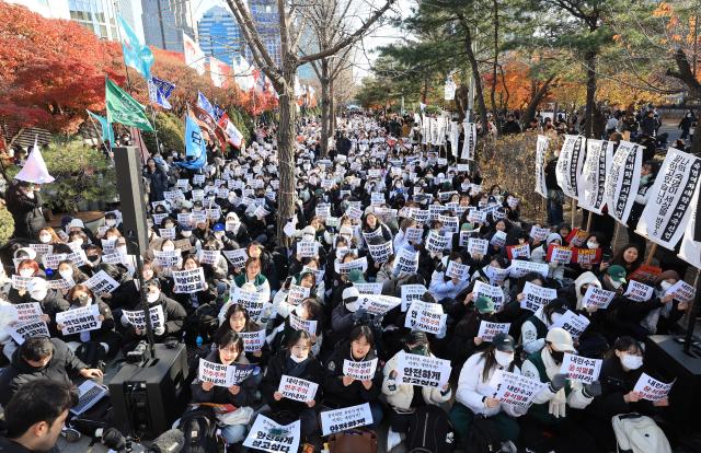 7일 오후 서울 영등포구 여의도 산업은행 본점 인근에서 열린 에서 대학생들이 비상계엄을 선포한 대통령의 퇴진을 촉구하며 손팻말을 흔들고 있다 사진연합뉴스 