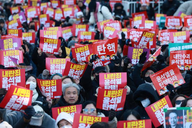 7일 오후 서울 여의도 국회 앞에서 열린 내란죄 윤석열 퇴진 국민주권 실현 사회대개혁 범국민촛불대행진에서 참석자들이 구호를 외치고 있다 사진연합뉴스