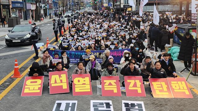 윤석열 대통령의 탄핵을 촉구하는 전주시민의 집회가 7일 전주 풍패지관 앞에서 열리고 있다사진김한호 기자