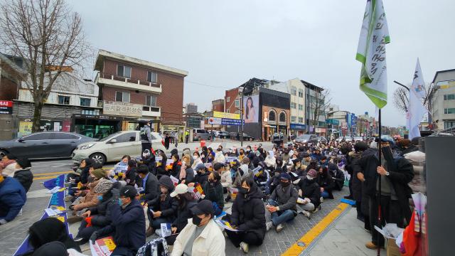 7일 전주 풍패지관 앞에서 열린 윤석열 대통령 탄핵 집회에 많은 시민들이 참여하고 있다사진김한호 기자