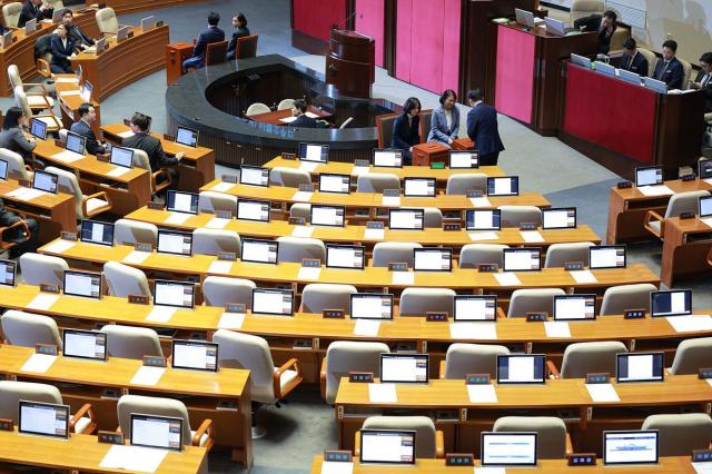 국민의힘 안철수 의원이 7일 오후 서울 여의도 국회에서 열린 본회의에서 윤석열 대통령에 대한 탄핵소추안 표결을 하고 있다 20241207사진유대길 기자 dbeorlf123ajunewscom