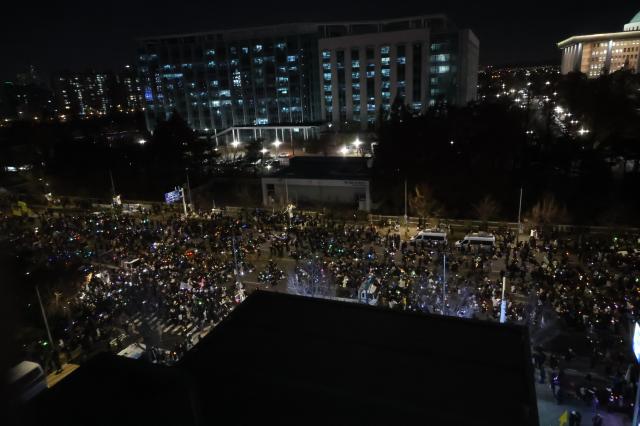 Hundreds of thousands of protesters brave shivering cold as Yoon faces fateful impeachment vote