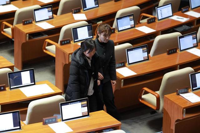 국민의힘 김예지 의원이 7일 오후 서울 여의도 국회에서 열린 본회의에서 윤석열 대통령에 대한 탄핵소추안 표결을 미치고 자리를 이동하고 있다 20241207사진유대길 기자 dbeorlf123ajunewscom