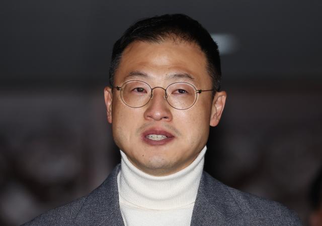 국민의힘 김상욱 의원이 7일 오후 국회 본회의에서 윤석열 대통령의 탄핵소추안에 대해 투표한 뒤 로텐더홀에서 울먹이며 입장을 밝히고 있다 사진연합뉴스