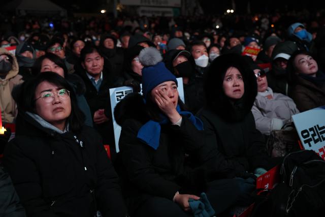 7일 오후 서울 여의도 국회 앞에서 열린 내란죄 윤석열 퇴진 국민주권 실현 사회대개혁 범국민촛불대행진에서 한 참석자가 눈물을 흘리고 있다 사진연합뉴스 