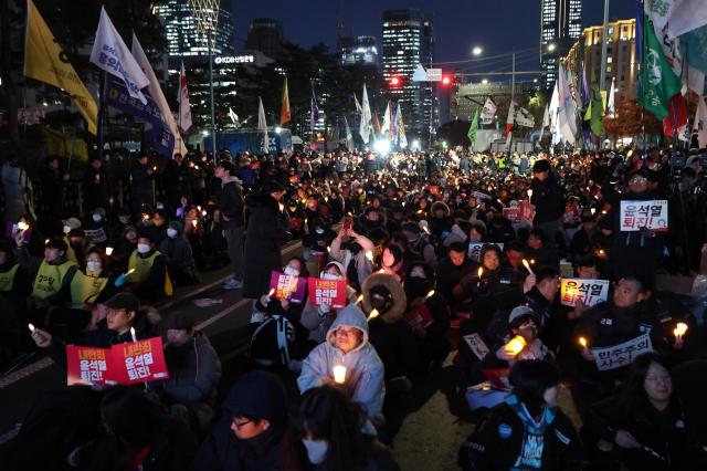 6일 오후 서울 영등포구 국회의사당역 인근에서 시민들이 대통령 탄핵을 촉구하는 촛불 집회를 열고 있다사진연합뉴스