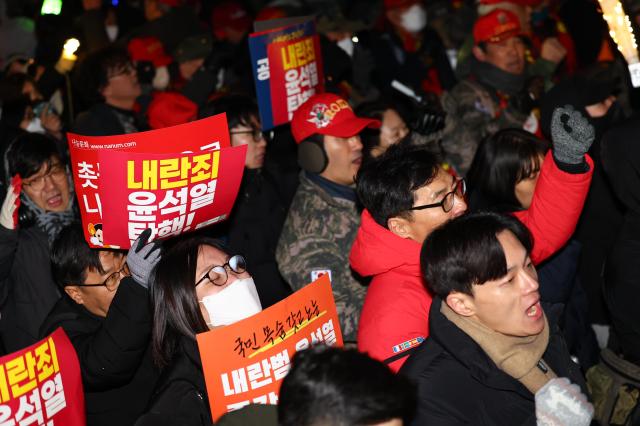  7일 오후 서울 여의도 국회 앞에서 열린 내란죄 윤석열 퇴진 국민주권 실현 사회대개혁 범국민촛불대행진에서 참석자들이 손팻말을 들고 구호를 외치고 있다  사진연합뉴스