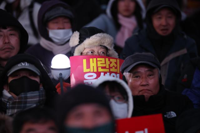 7일 오후 서울 여의도 국회 앞에서 열린 내란죄 윤석열 퇴진 국민주권 실현 사회대개혁 에서 참가자들이 손팻말을 들어 보이고 있다 사진연합뉴스