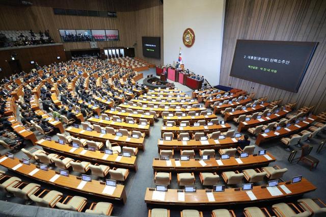 안철수 국민의힘 의원이 7일 오후 서울 여의도 국회에서 열린 본회의에서 윤석열 대통령에 대한 탄핵소추안 표결을 앞두고 홀로 자리에 착석해 있다 20241207사진유대길 기자 dbeorlf123ajunewscom