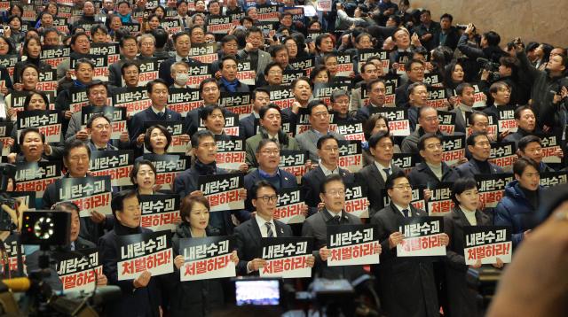 이재명 더불어민주당 대표가 7일 오후 서울 여의도 국회 로텐더홀에서 윤석열 대통령의 탄핵소추안이 의결 정족수 부족으로 폐기되자 표결에 불참한 국민의힘을 규탄하고 있다 20241207사진유대길 기자 dbeorlf123ajunewscom