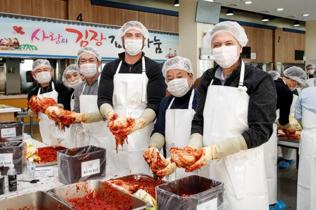 지엠한마음재단이 지역사회 취약계층에게 김장김치를 전달했다 사진GM