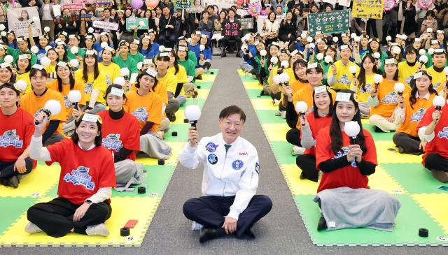 하나은행은 지난 6일 하나금융그룹 명동 사옥 4층 대강당에서 열린 제19회 외국환 골든벨 결선 행사에서 이승열 하나은행장사진 가운데이 대회에 참가한 직원들과 함께 응원 포즈를 취하고 있다 사진하나은행