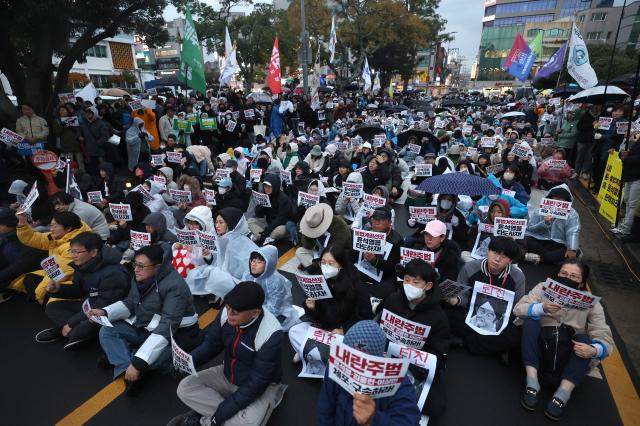 윤석열 탄핵안과 김건희 특검법 표결을 위한 국회 본회의가 열린 7일 오후 제주시청 앞에서 시민사회단체와 진보정당 등으로 구성된 윤석열정권퇴진·한국사회대전환제주행동 주최로 윤석열 퇴진 촉구 집회가 열리고 있다 사진연합뉴스